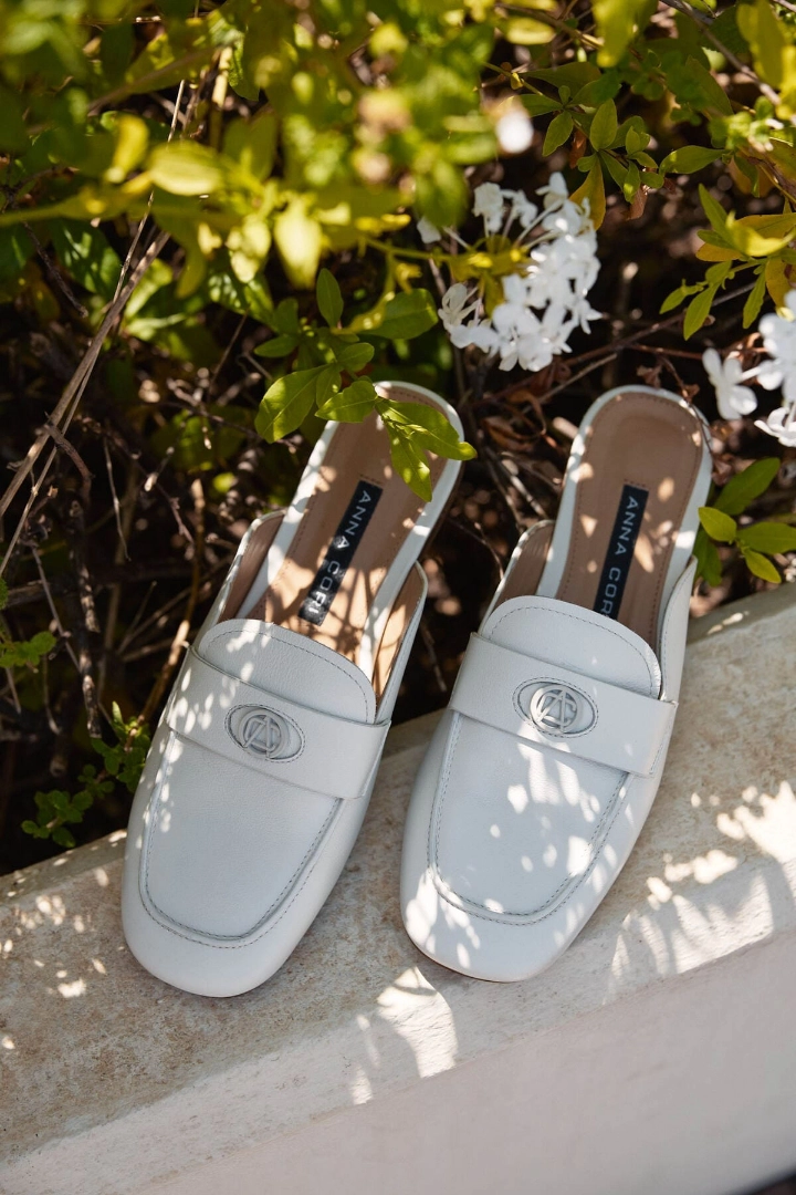 Low-key luxury: papucii din piele care îmbină stilul cu rafinamentul subtil